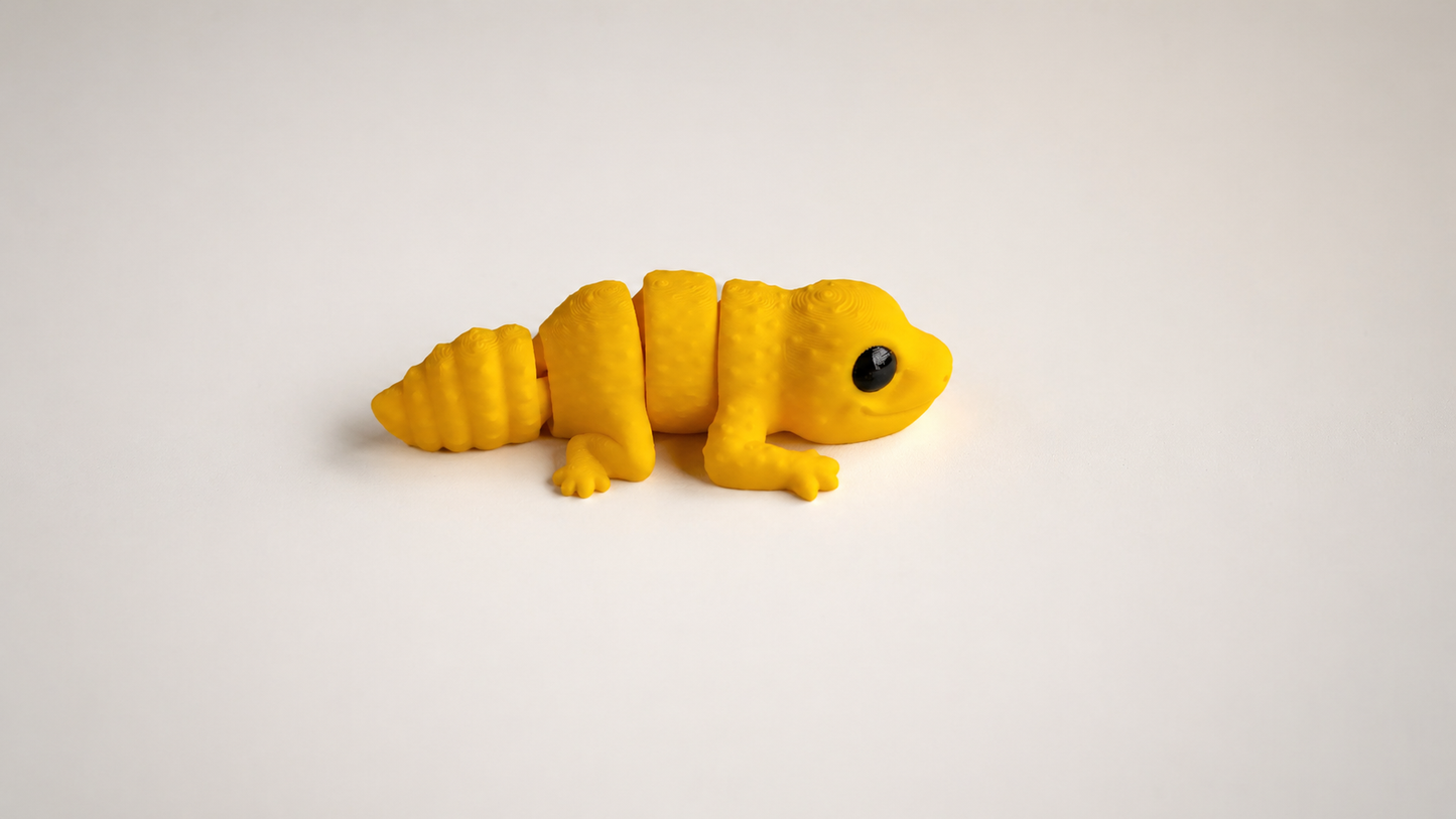 Small articulated baby leopard gecko Wiggies toy by NiccieNacks, 3D printed animal figure with detailed realistic features.